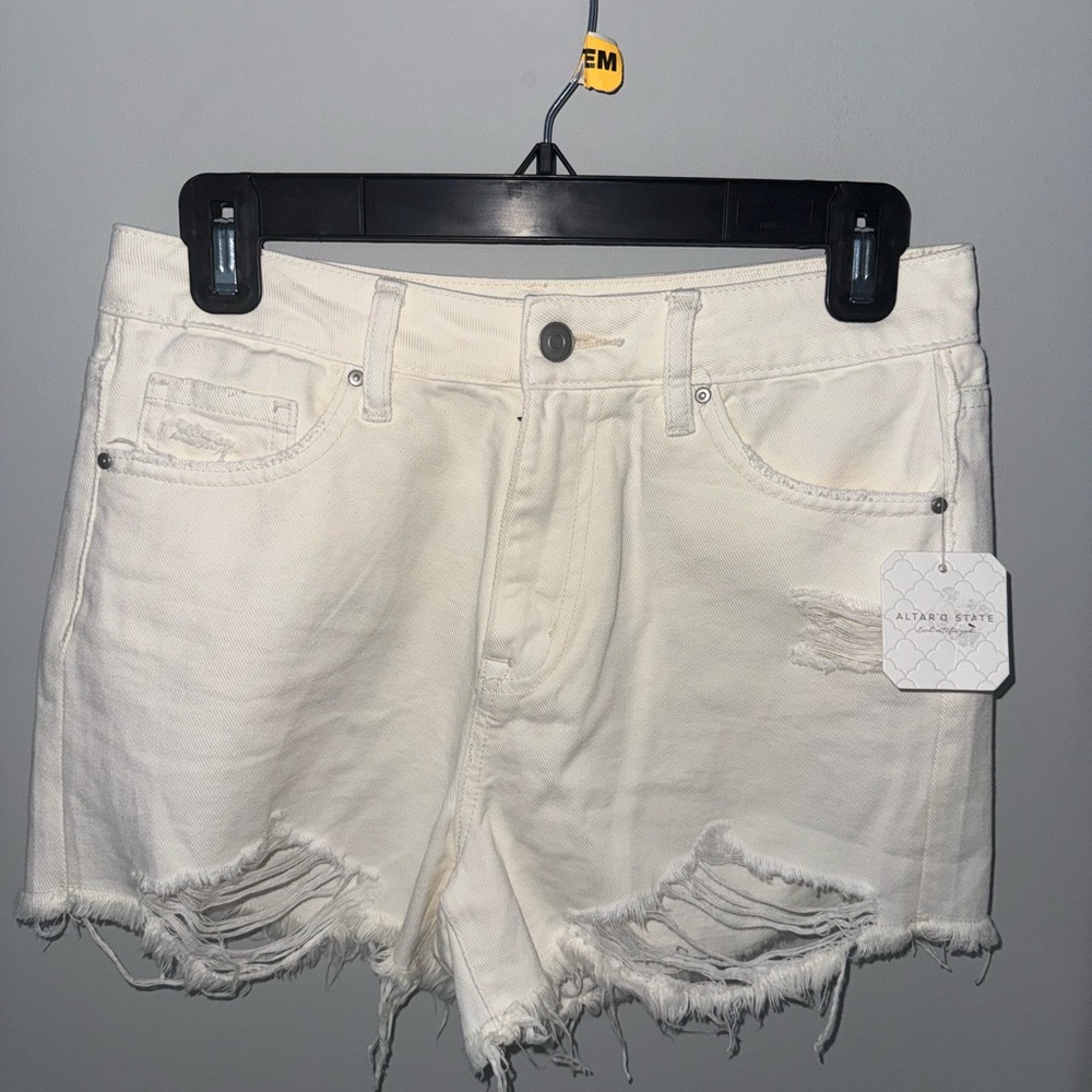 NEW WITH TAGS Altar'd State Women's White Distressed Shorts Size Small
